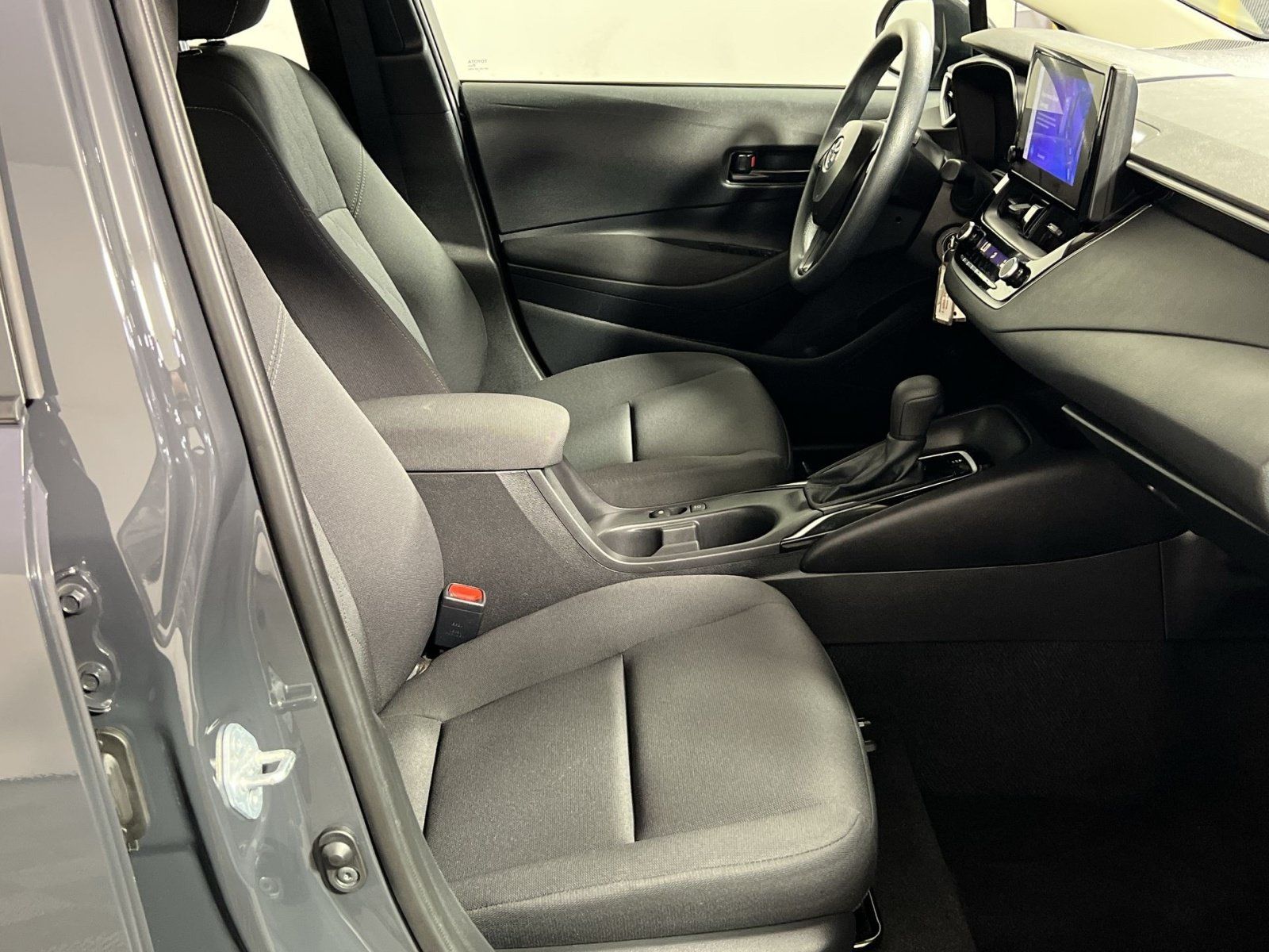 Used 2025 Toyota Corolla LE FWD image 28
