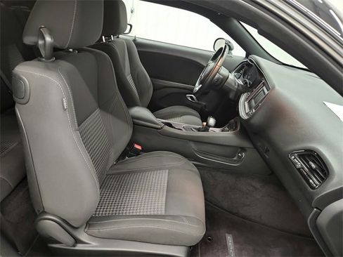 Used 2017 Dodge Challenger R/T w/ Blacktop Package image 31
