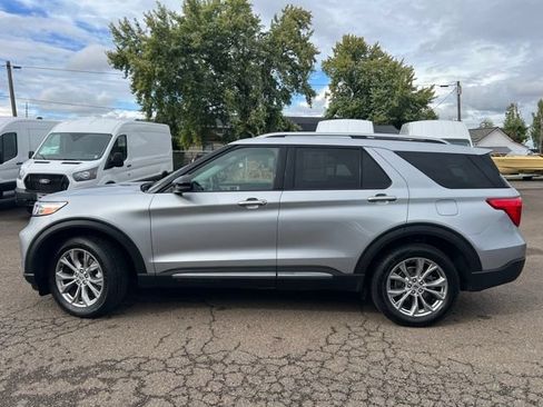 Used 2022 Ford Explorer Limited w/ Equipment Group 301A AWD/4WD image 2