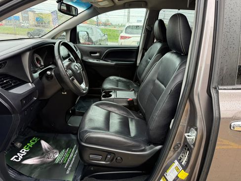 Used 2017 Toyota Sienna SE FWD image 19