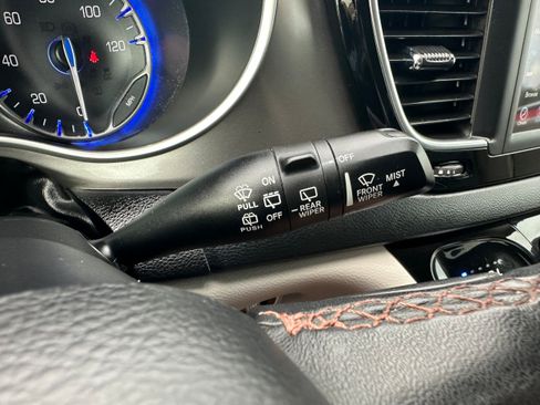 Used 2020 Chrysler Pacifica Touring-L FWD image 26