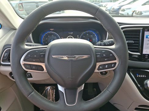 Used 2024 Chrysler Pacifica Touring-L FWD image 17