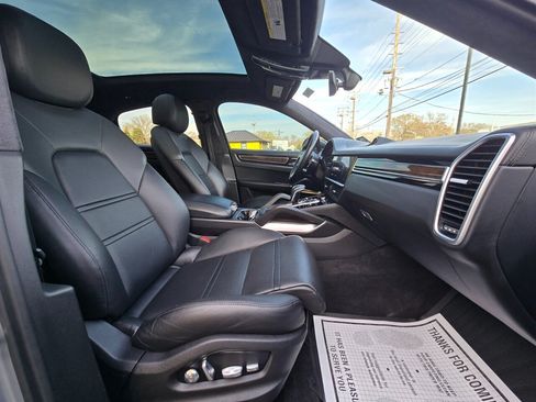 Used 2020 Porsche Cayenne Turbo AWD/4WD image 16