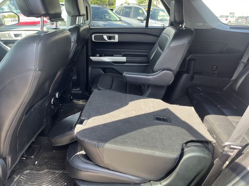 Used 2021 Ford Explorer XLT w/ Equipment Group 202A AWD/4WD image 16