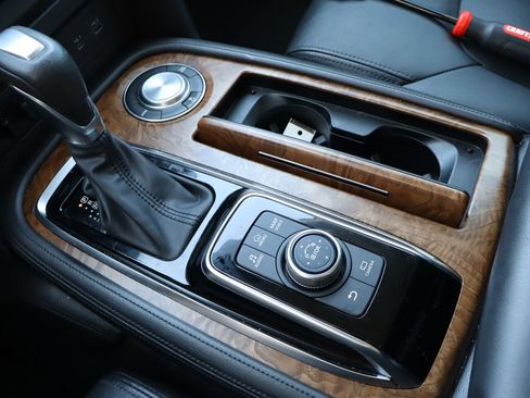 Used 2022 Nissan Armada SL RWD image 29