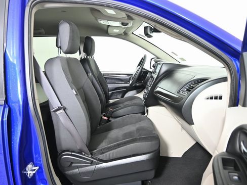 Used 2019 Dodge Grand Caravan SE w/ UConnect Hands-Free Group image 13