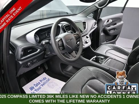 Used 2025 Chrysler Pacifica Limited FWD image 11