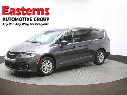 Used 2023 Chrysler Pacifica Touring-L image 58