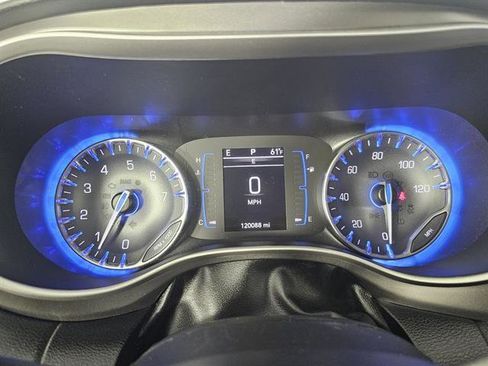 Used 2020 Chrysler Pacifica Touring-L image 36