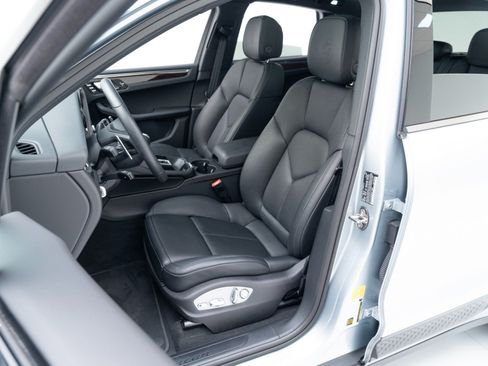 Certified 2025 Porsche Macan AWD/4WD image 5