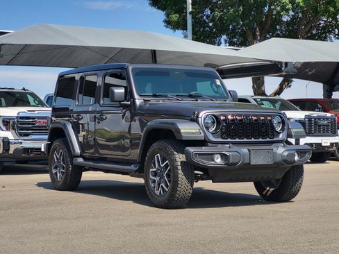 Used 2026 Jeep Wrangler Unlimited Sahara AWD/4WD image 3