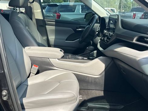Used 2023 Toyota Highlander XLE FWD image 14