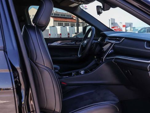 Used 2023 Jeep Grand Cherokee Altitude RWD image 17