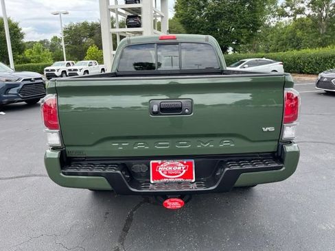 Used 2022 Toyota Tacoma TRD Sport w/ TRD Premium Sport Package AWD/4WD image 8