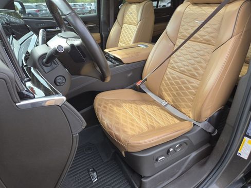 Used 2021 Cadillac Escalade Premium Luxury AWD/4WD image 31