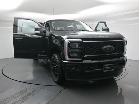 New 2026 Ford F250 Lariat w/ Black Appearance Package image 31