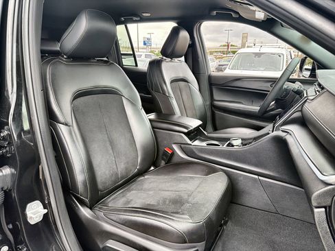 Used 2025 Jeep Grand Cherokee Altitude AWD/4WD image 23