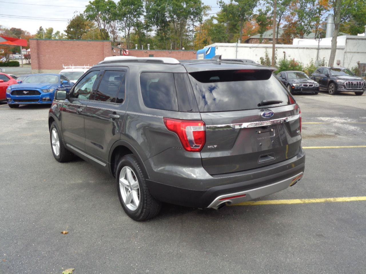 Used 2017 Ford Explorer XLT w/ Equipment Group 202A AWD/4WD image 3