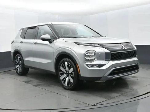 Used 2025 Mitsubishi Outlander SE image 2