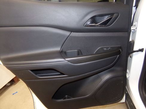 Used 2023 GMC Acadia SLT image 11