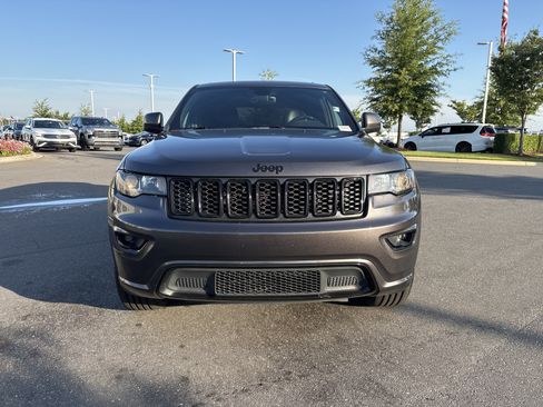 Used 2017 Jeep Grand Cherokee Altitude RWD image 3