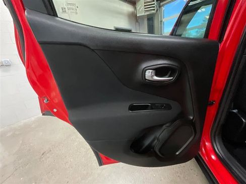 Used 2020 Jeep Renegade Sport w/ Sport Appearance Group FWD image 17