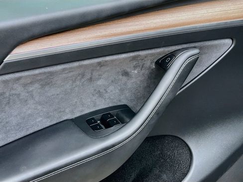 Used 2025 Tesla Model Y Long Range RWD image 18