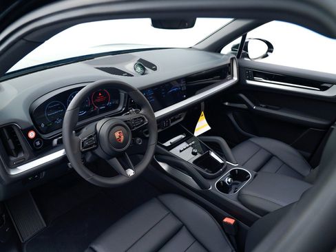 Certified 2026 Porsche Cayenne AWD/4WD image 4