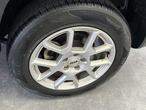 Used 2023 Jeep Renegade Latitude AWD/4WD image 10