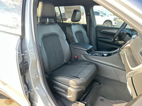 New 2025 Jeep Grand Cherokee L Laredo image 24