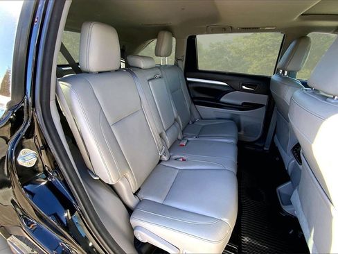 Used 2017 Toyota Highlander XLE image 24