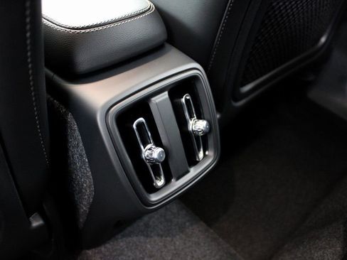 New 2025 Volvo XC40 B5 Core w/ Protection Package Premier image 29