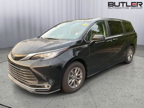 Used 2023 Toyota Sienna XLE FWD image 2