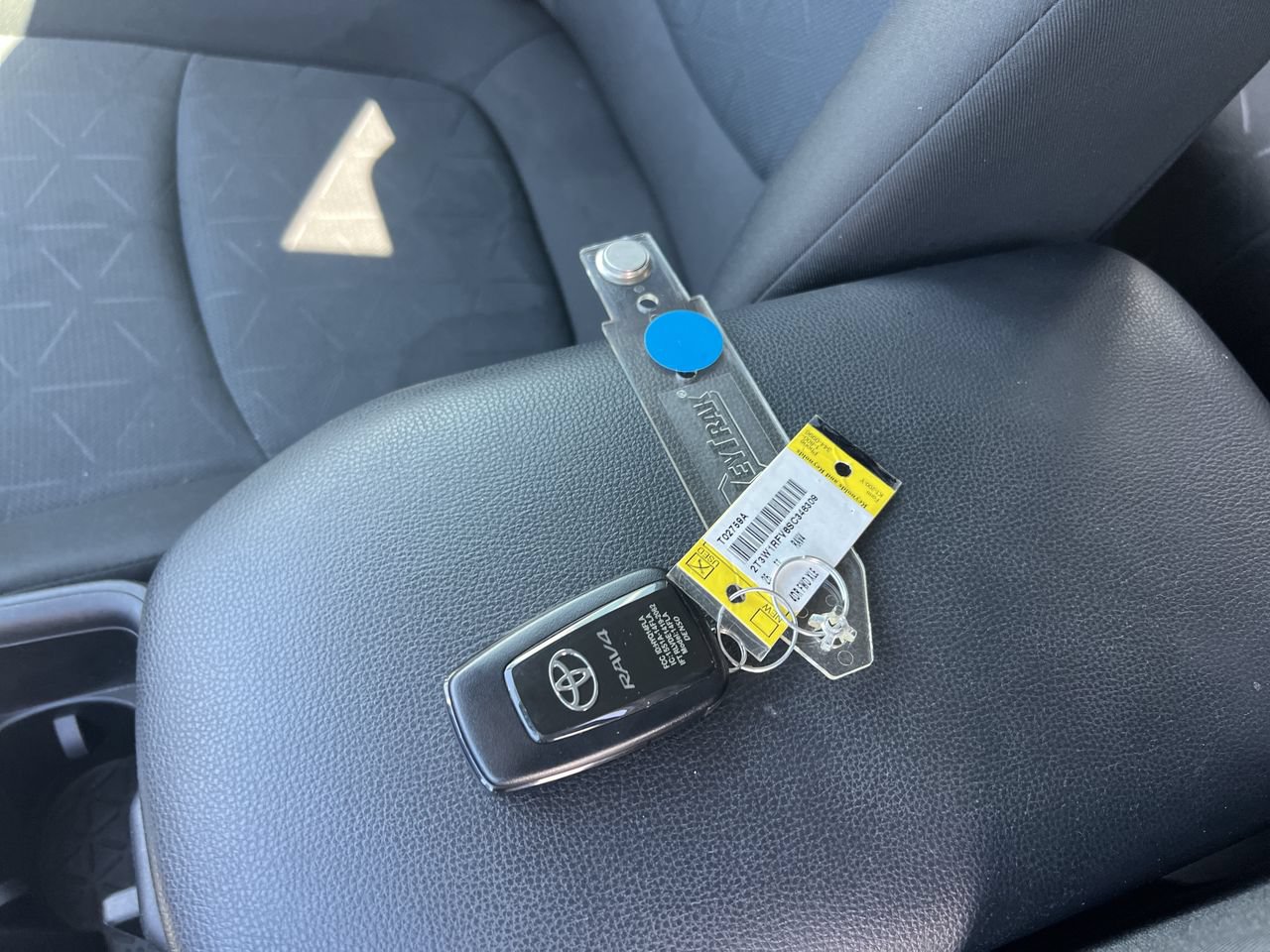 Used 2025 Toyota RAV4 XLE FWD image 37
