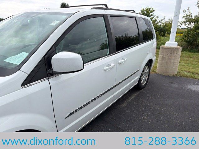 Used 2014 Chrysler Town & Country Touring FWD image 2