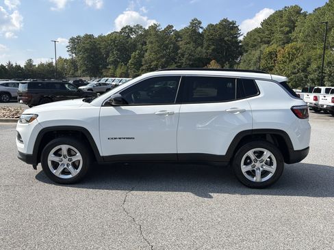 Used 2023 Jeep Compass Latitude AWD/4WD image 4
