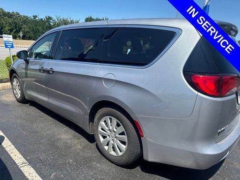Used 2020 Chrysler Voyager L FWD image 4