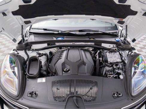Certified 2026 Porsche Macan AWD/4WD image 30