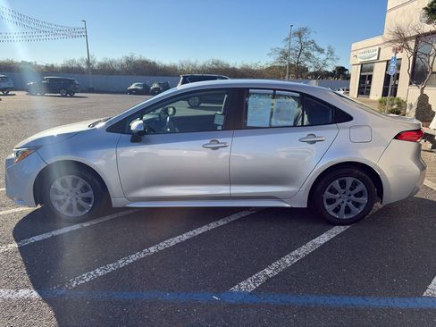 Used 2022 Toyota Corolla LE image 3
