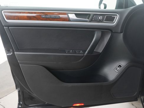 Used 2012 Volkswagen Touareg TDI image 21