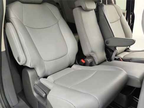 Used 2024 Toyota Sienna XLE image 32