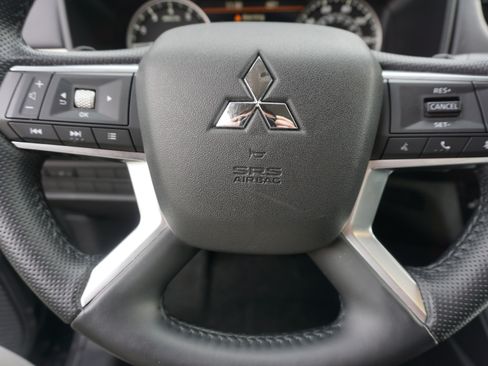 Used 2025 Mitsubishi Outlander SE image 8