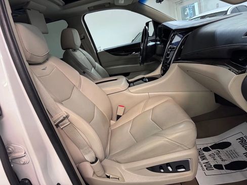 Used 2018 Cadillac Escalade ESV Premium Luxury AWD/4WD image 18