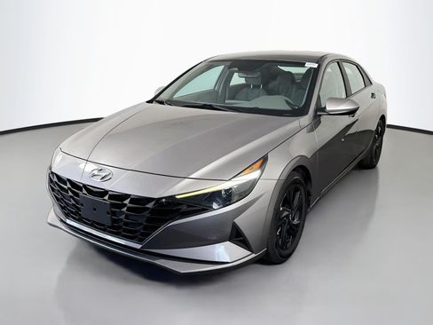Used 2023 Hyundai Elantra SEL w/ Preferred Accessory Package FWD image 4