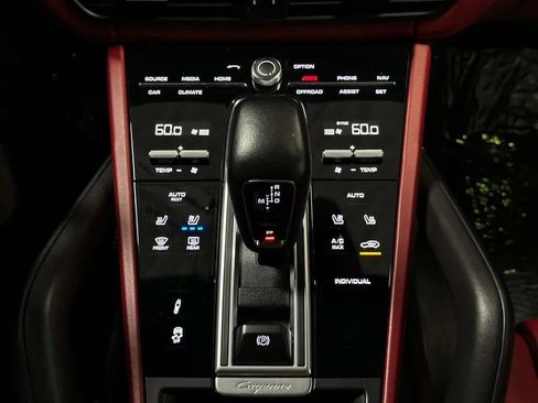 Used 2022 Porsche Cayenne E-Hybrid w/ Premium Package AWD/4WD image 32