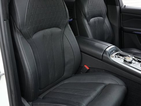 Used 2023 BMW X7 M60i image 10