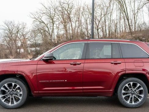 Used 2023 Jeep Grand Cherokee Overland w/ Luxury Tech Group IV AWD/4WD image 9