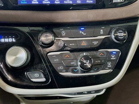 Used 2018 Chrysler Pacifica Touring-L Plus w/ Tire & Wheel Group image 17