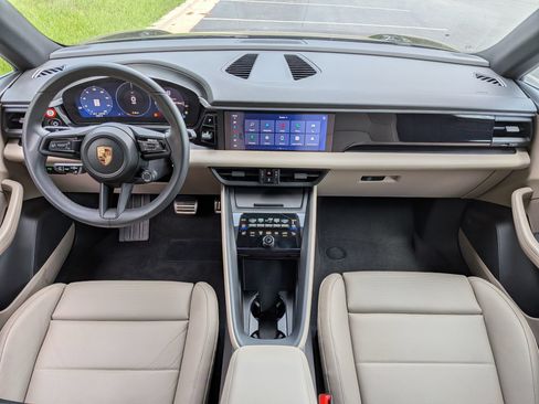 Used 2025 Porsche Macan Electric RWD image 19