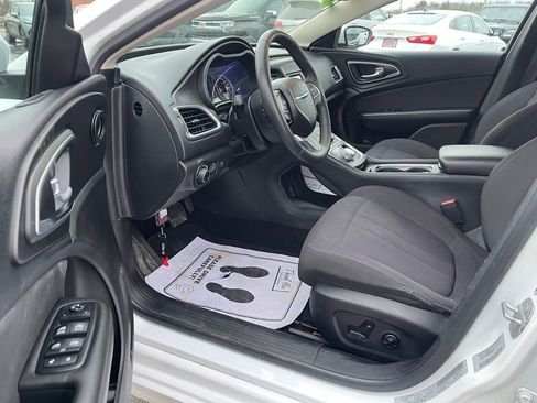 Used 2015 Chrysler 200 Limited w/ Convenience Group image 5